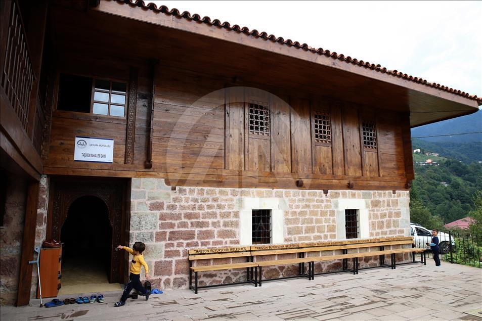 Karadeniz'in "kök boyalarla süslü" camileri