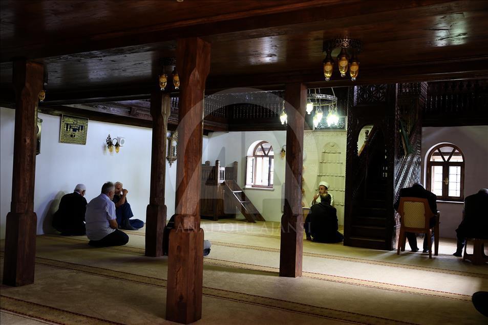 Karadeniz'in "kök boyalarla süslü" camileri