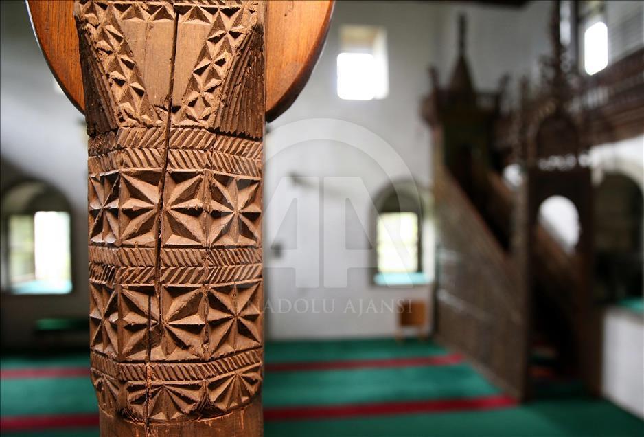 Karadeniz'in "kök boyalarla süslü" camileri