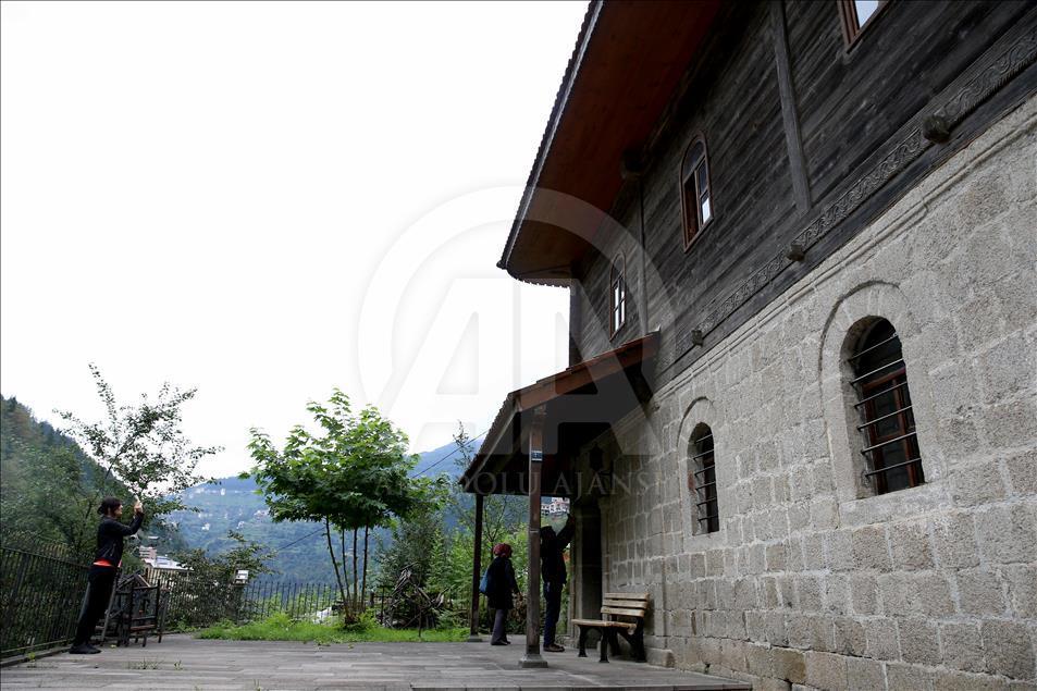 Karadeniz'in "kök boyalarla süslü" camileri