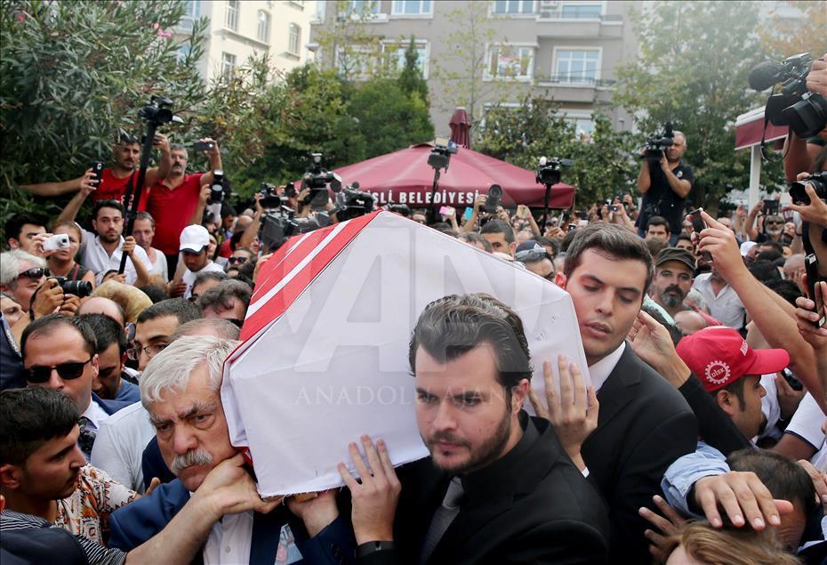 Sanatçı Tarık Akan son yolculuğuna uğurlanıyor