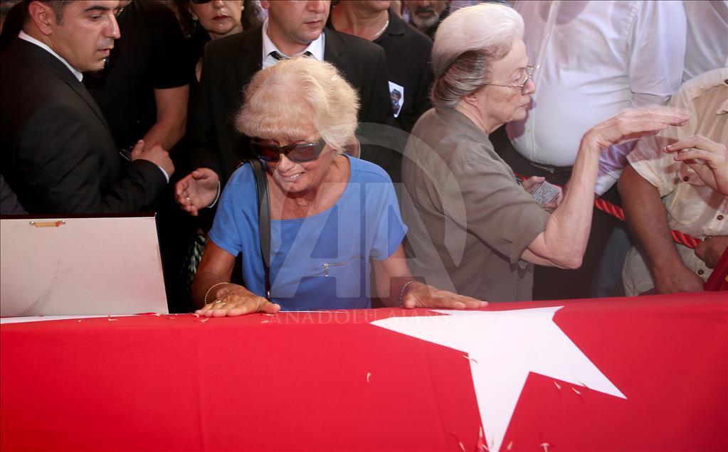 Sanatçı Tarık Akan son yolculuğuna uğurlanıyor