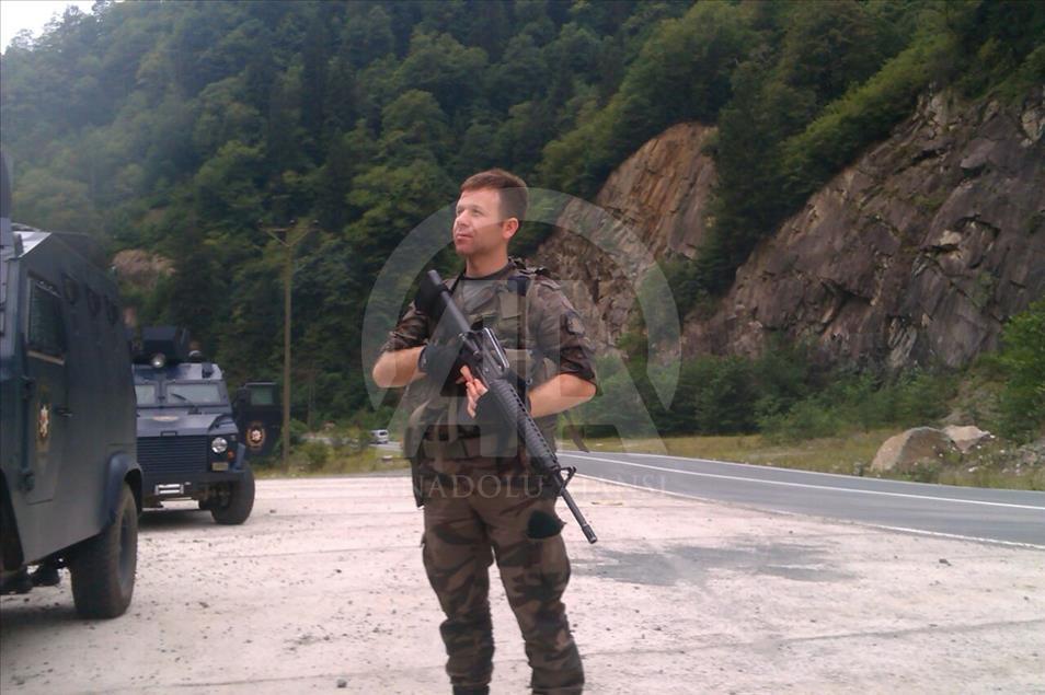 Minik Gökçe şehit babasının kokusuyla uyuyor