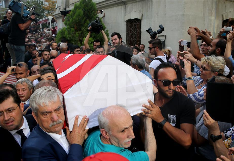 Sanatçı Tarık Akan son yolculuğuna uğurlanıyor