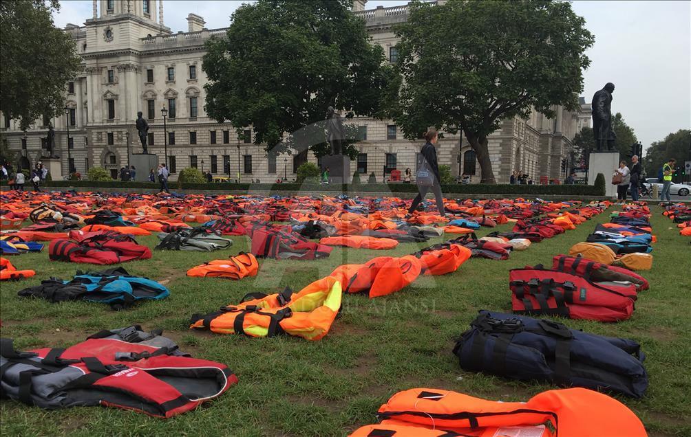 Protestë me jelekë shpëtimi në Britani, kërkohet vëmendje për refugjatët