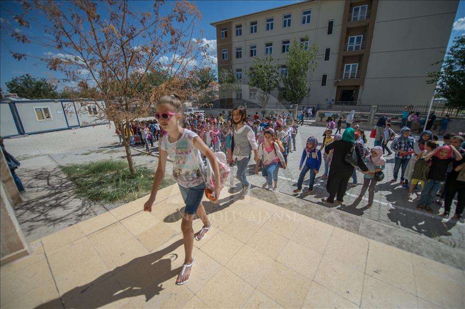 Syrian students go to school in Turkey's Sanliurfa