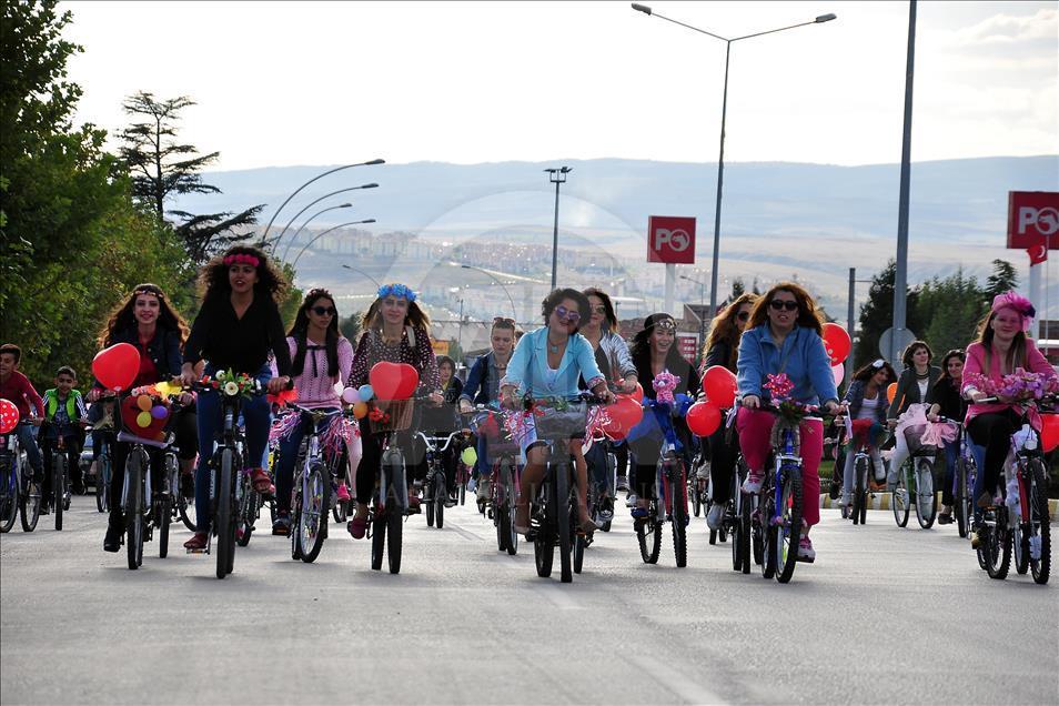 Çorum'da "Süslü Kadınlar Bisiklet Turu"
