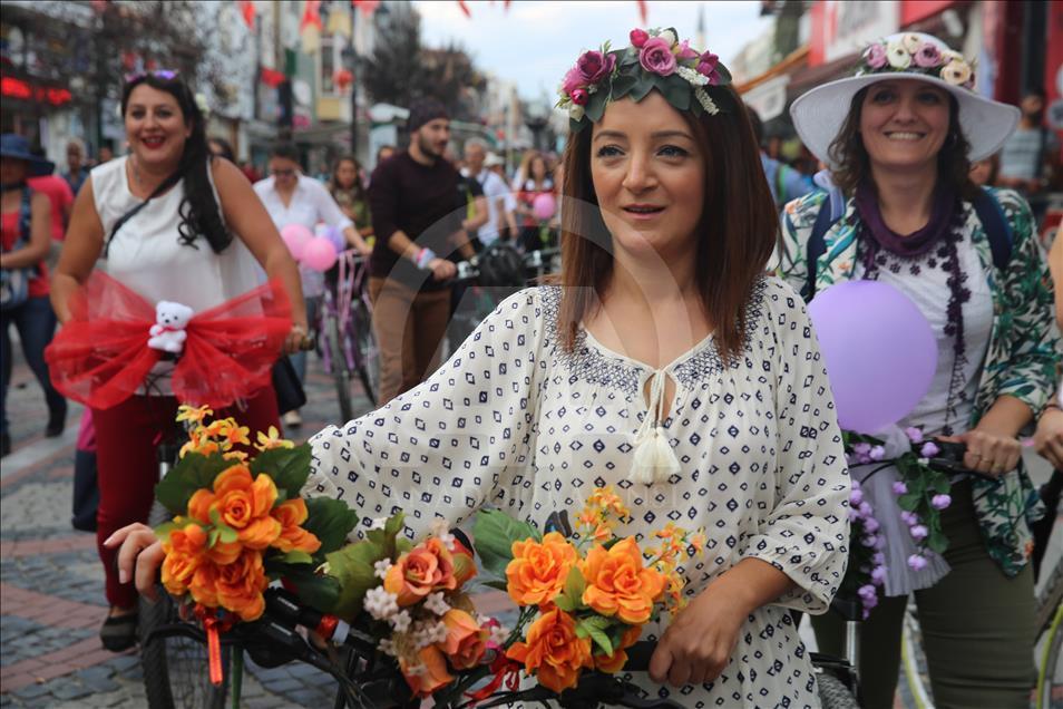 "Süslü Kadınlar Bisiklet Turu"