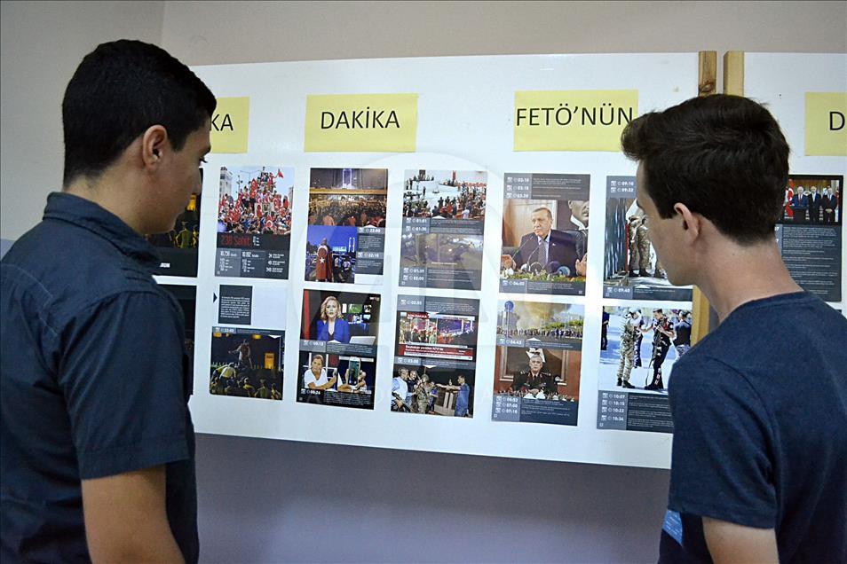 AA'nın "Dakika Dakika FETÖ'nün Darbe Girişimi" kitabı okul koridorlarında