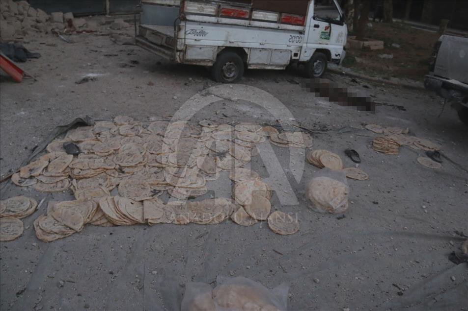Halep'te fırında ekmek bekleyenleri vurdular