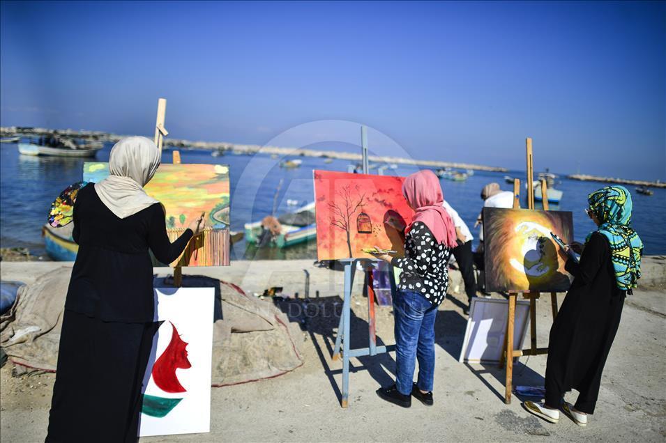 Filistinli kadınlar "özgürlük filosu" için resim yaptı