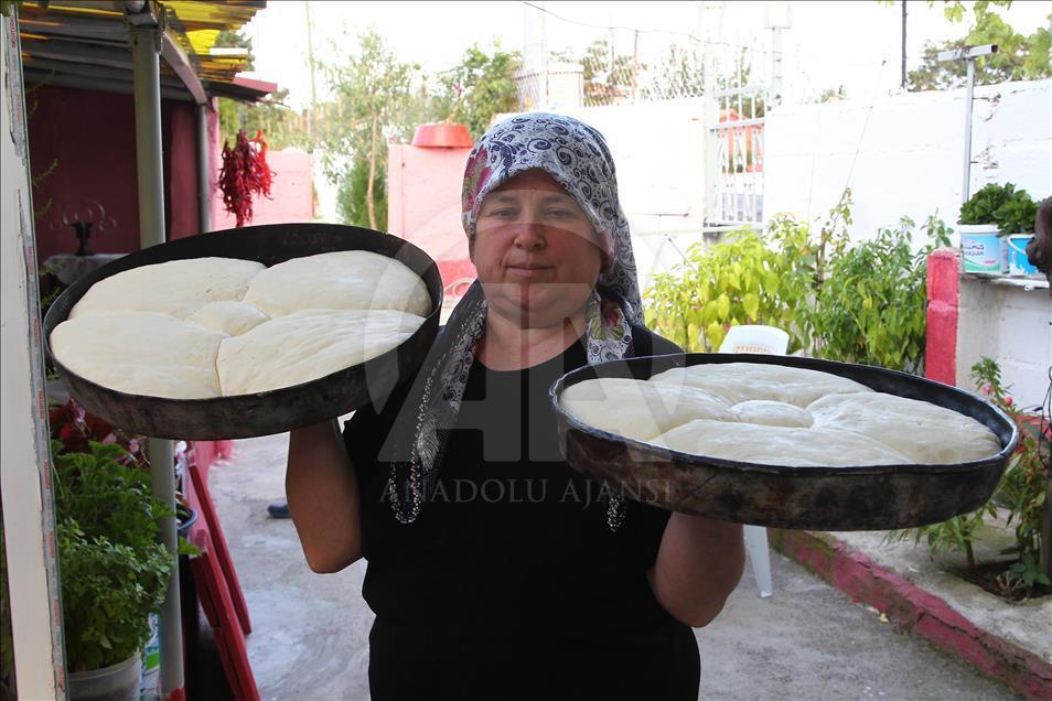 "Kadınların elinde lezzete dönüşen köy ekmeği"