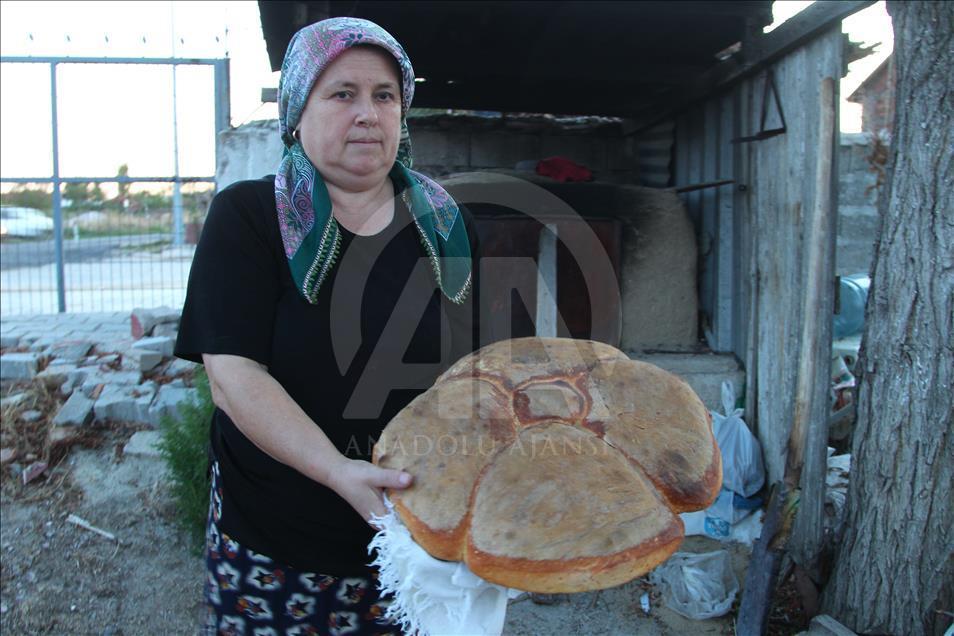 "Kadınların elinde lezzete dönüşen köy ekmeği"
