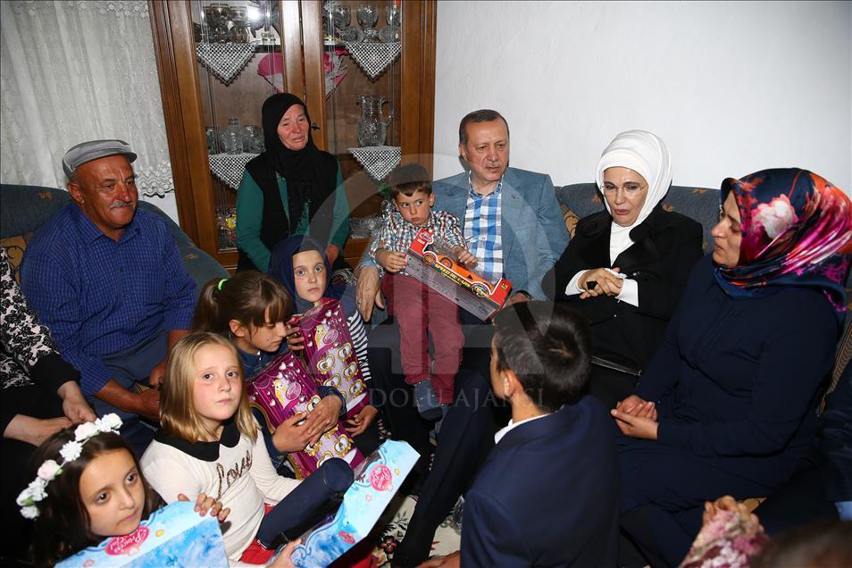 Cumhurbaşkanı Erdoğan'dan Kazan'daki şehit ailelerine taziye ziyareti