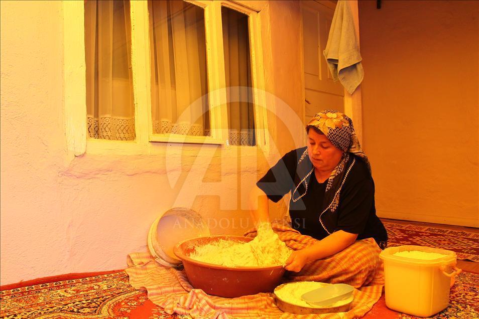 "Kadınların elinde lezzete dönüşen köy ekmeği"