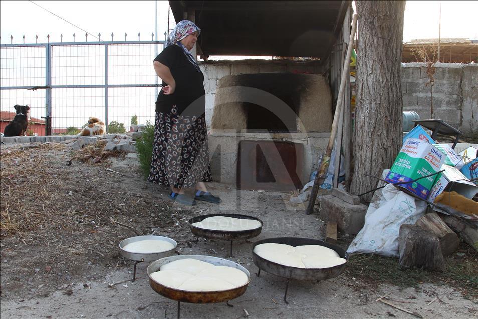 "Kadınların elinde lezzete dönüşen köy ekmeği"