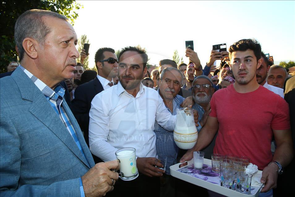 Cumhurbaşkanı Erdoğan'dan Kazan'daki şehit ailelerine taziye ziyareti
