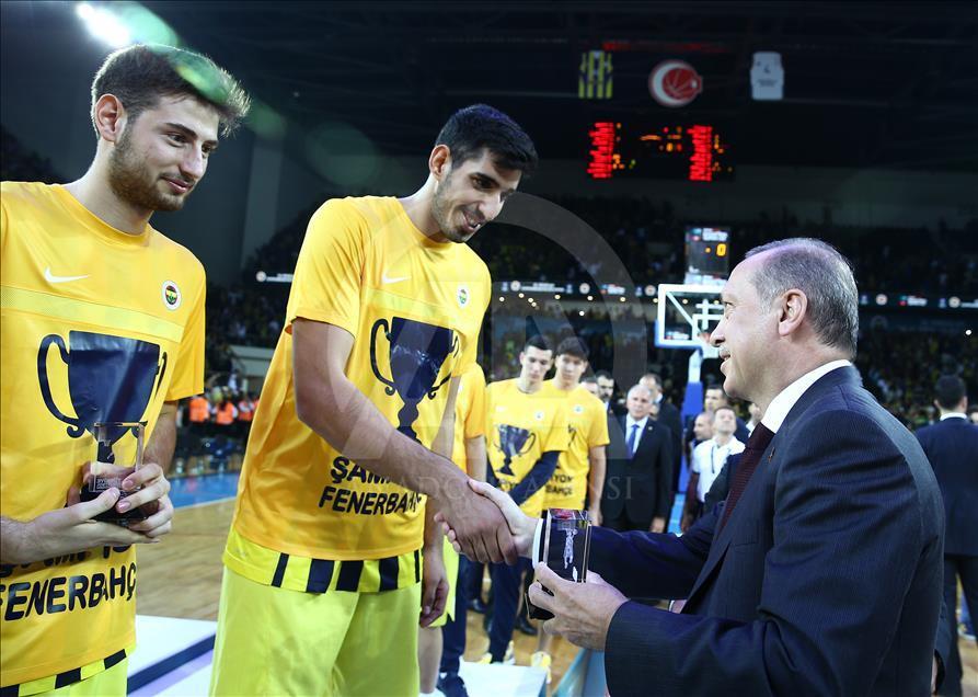 Fenerbahçe'ye kupasını Cumhurbaşkanı Erdoğan verdi
