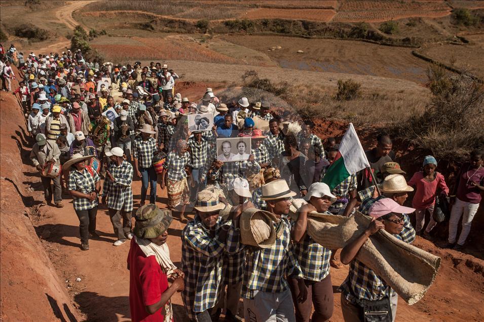 Madagaskar'ın Nanjakana Morarano Köyü'nde mezardan çıkarma geleneği