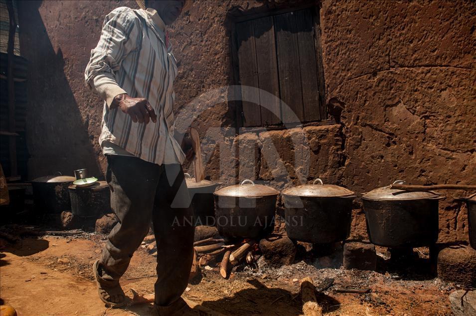 Madagaskar'ın Nanjakana Morarano Köyü'nde mezardan çıkarma geleneği