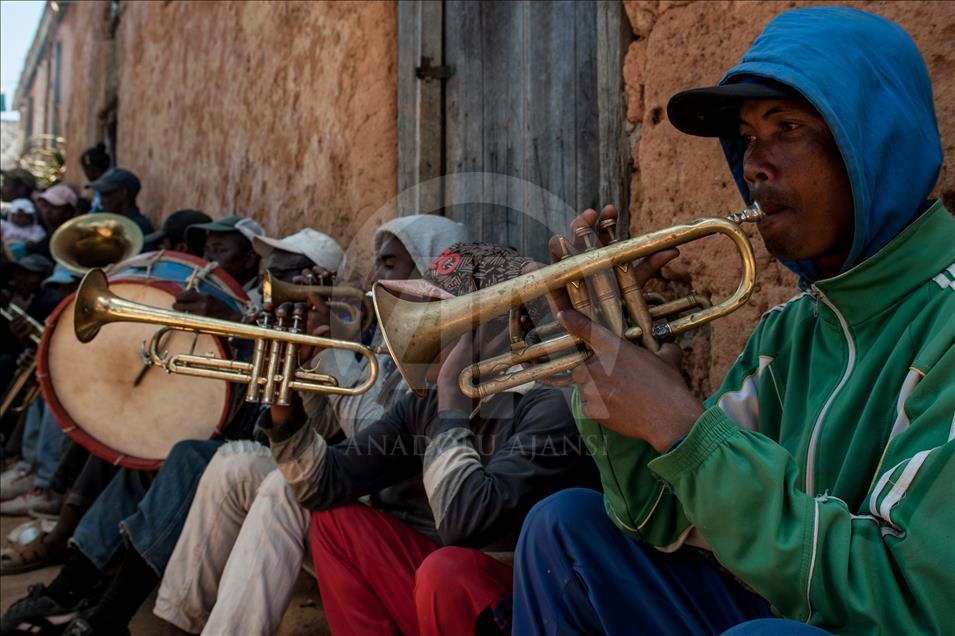 Madagaskar'ın Nanjakana Morarano Köyü'nde mezardan çıkarma geleneği