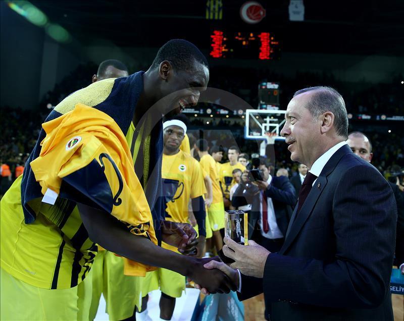 Fenerbahçe'ye kupasını Cumhurbaşkanı Erdoğan verdi