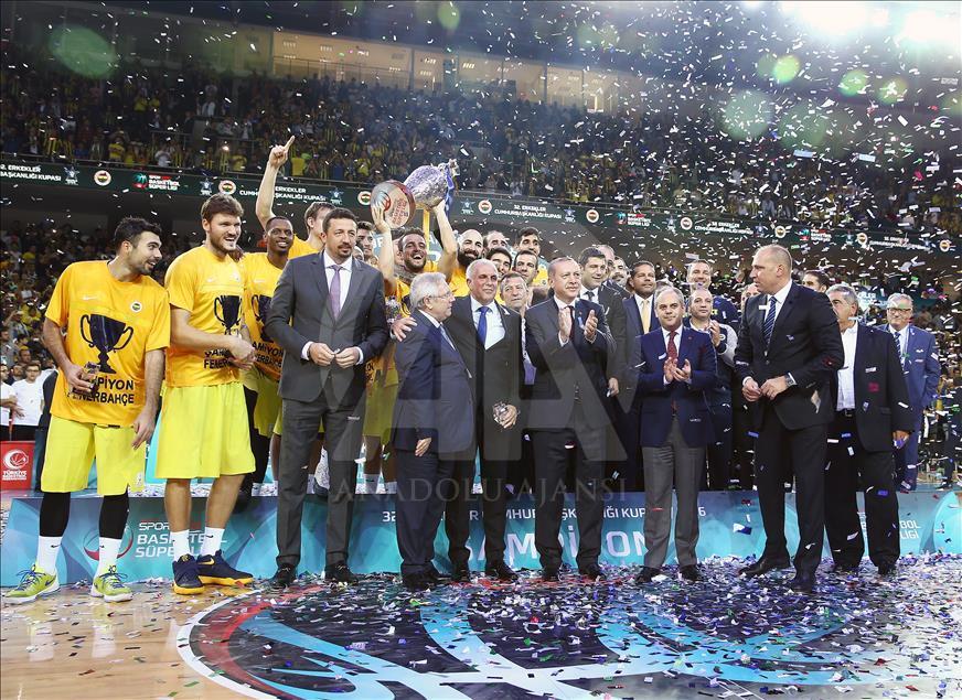 Fenerbahçe'ye kupasını Cumhurbaşkanı Erdoğan verdi