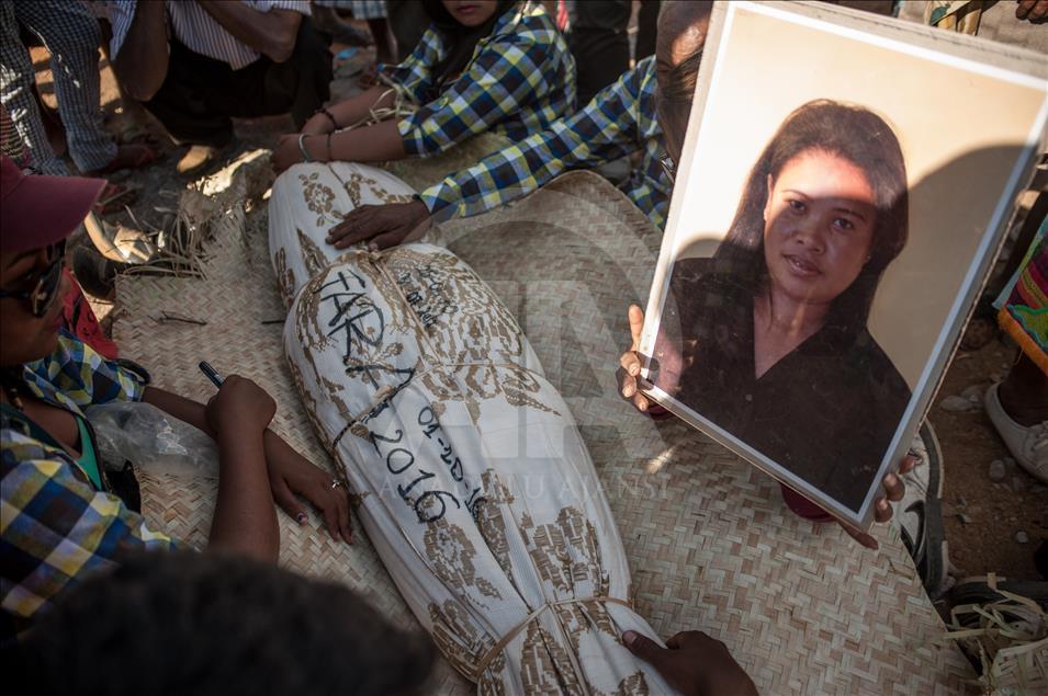 Madagaskar'ın Nanjakana Morarano Köyü'nde mezardan çıkarma geleneği