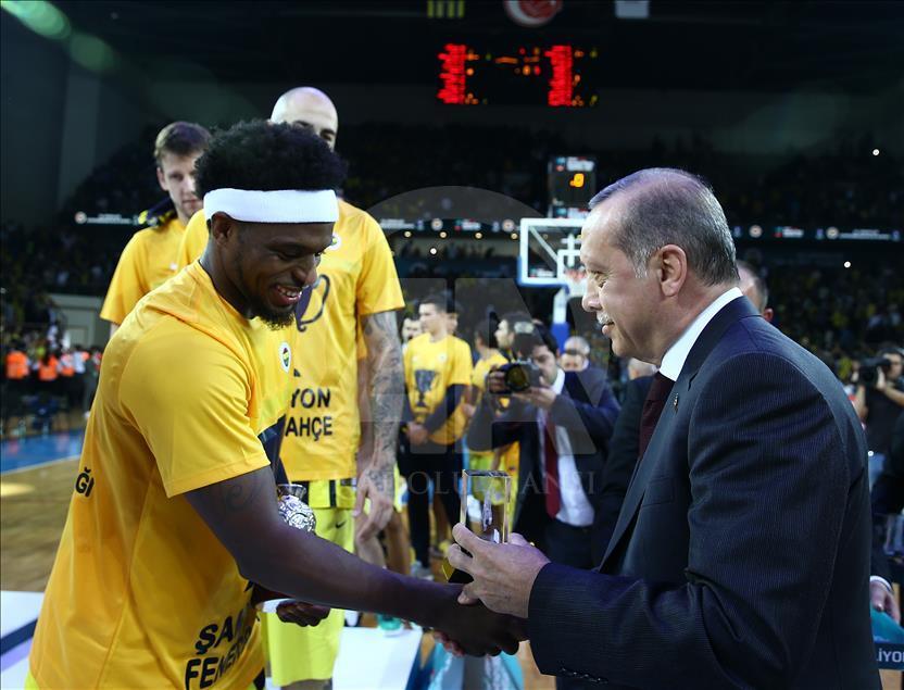 Fenerbahçe'ye kupasını Cumhurbaşkanı Erdoğan verdi