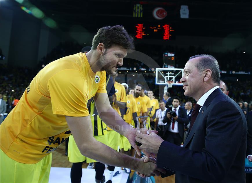 Fenerbahçe'ye kupasını Cumhurbaşkanı Erdoğan verdi
