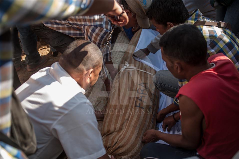 Madagaskar'ın Nanjakana Morarano Köyü'nde mezardan çıkarma geleneği