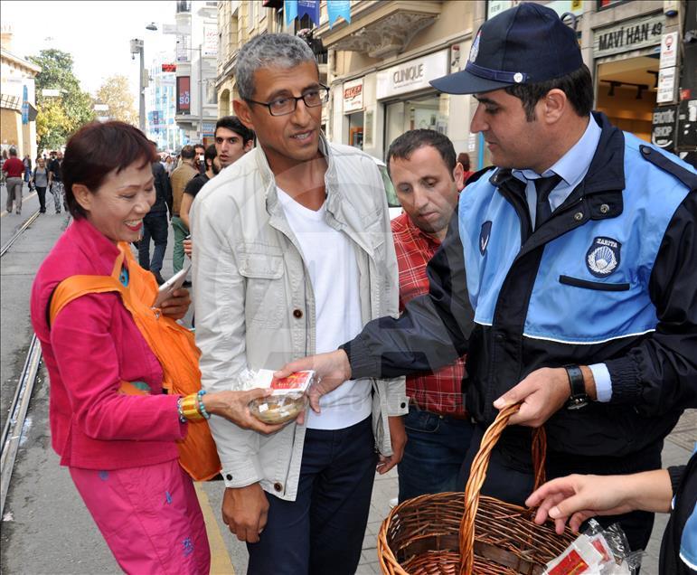 İstiklal Caddesi'nde aşure dağıtıldı