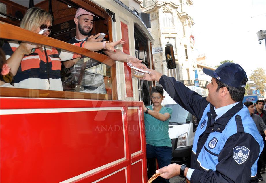 İstiklal Caddesi'nde aşure dağıtıldı
