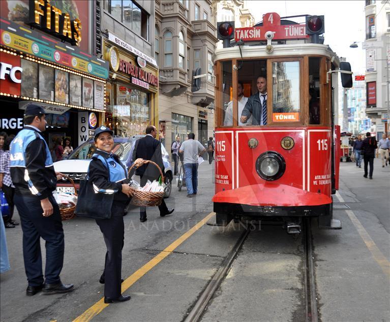 İstiklal Caddesi'nde aşure dağıtıldı