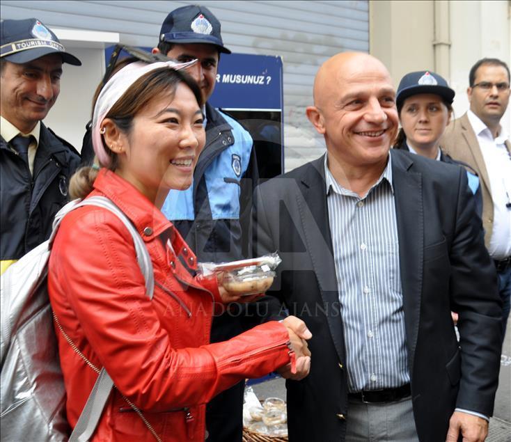 İstiklal Caddesi'nde aşure dağıtıldı