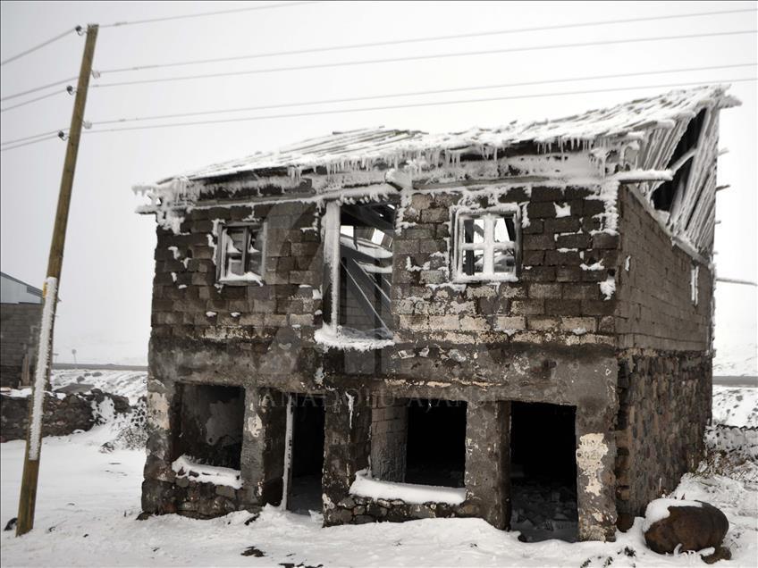 Ardahan'daki kar yağışı elektrik direklerine zarar verdi