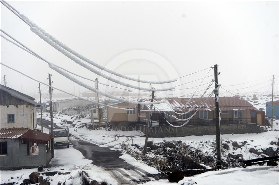 Ardahan'daki kar yağışı elektrik direklerine zarar verdi