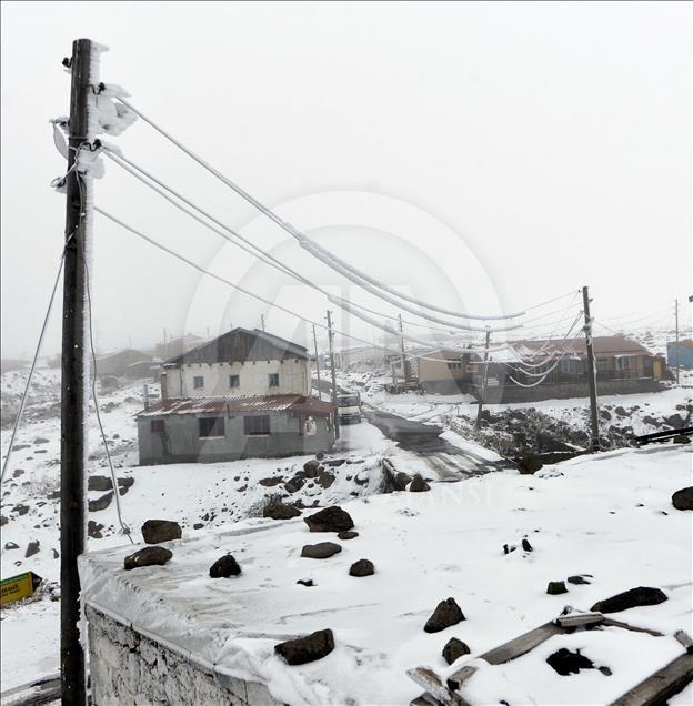 Ardahan'daki kar yağışı elektrik direklerine zarar verdi