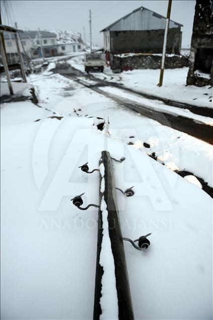 Ardahan'daki kar yağışı elektrik direklerine zarar verdi