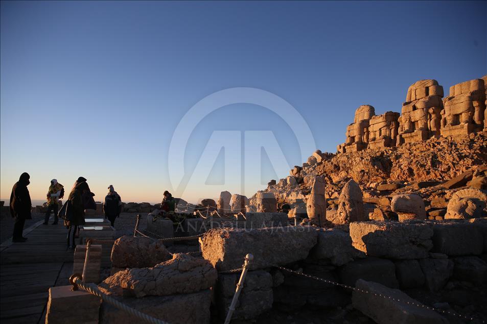 Turqi, pamje mahnitëse të lindjes dhe perëndimit të diellit mbi malin Nemrut