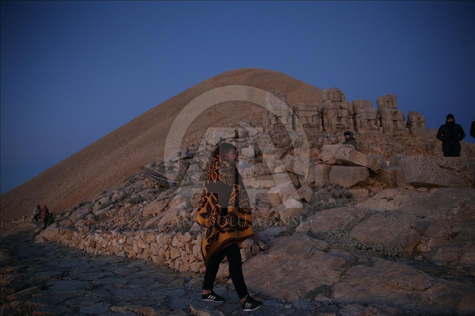 Turqi, pamje mahnitëse të lindjes dhe perëndimit të diellit mbi malin Nemrut