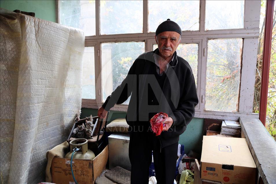 Sokak kedilerine çocuğu gibi bakıyor