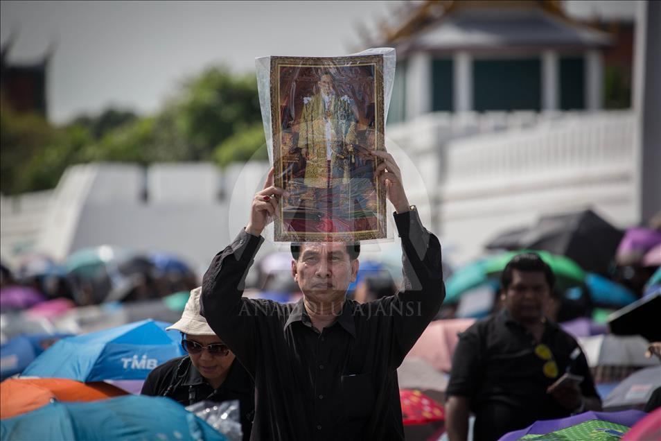 Thai mourners sing Royal Anthem at Grand Palace