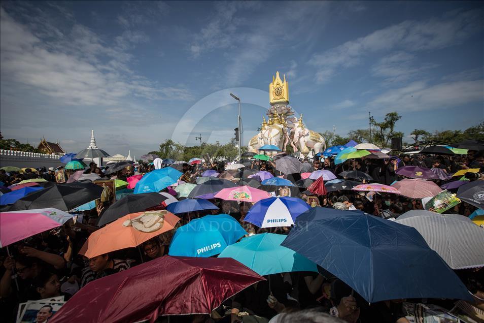 Thai mourners sing Royal Anthem at Grand Palace