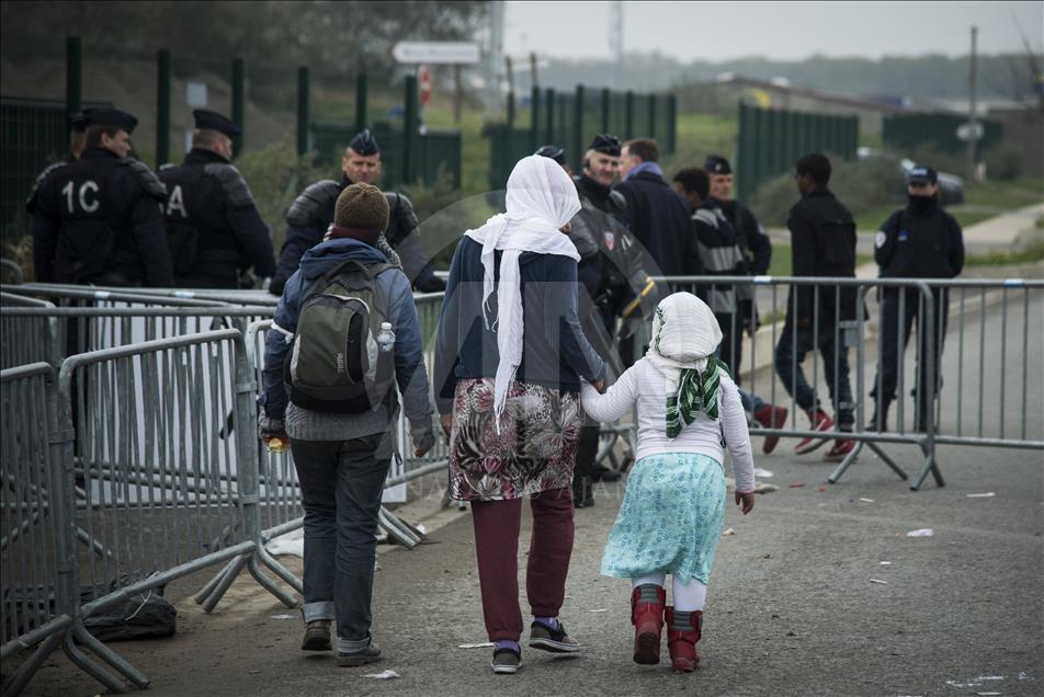 Dismantling of Calais Jungle camp begins