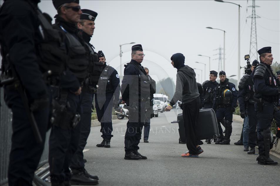 Dismantling of Calais Jungle camp begins