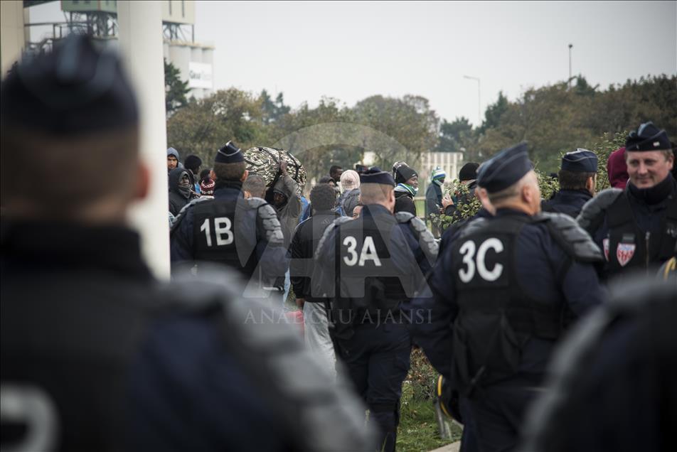 Dismantling of Calais Jungle camp begins