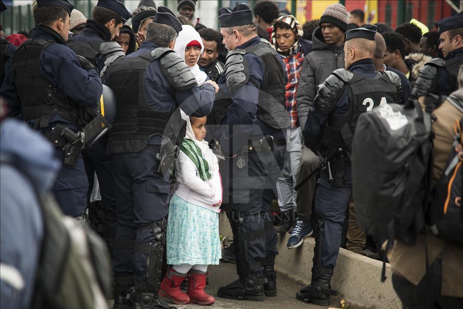 Dismantling of Calais Jungle camp begins