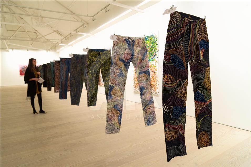 Johny Dar: Jeans for Refugee exhibition in London - Anadolu Ajansı