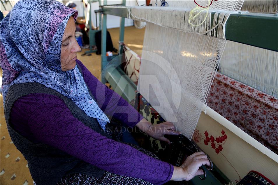 Halıya hayat veren usta eller